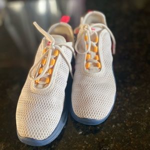 Women’s size 6 Air Max Motion 2 GUC